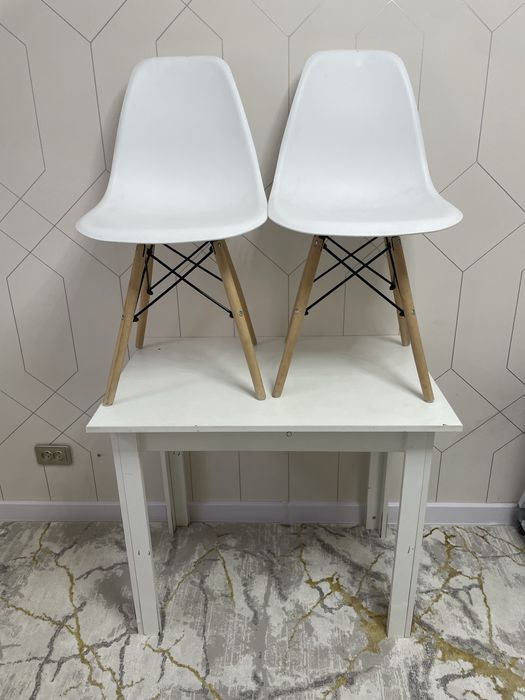 Стол и стулья продается