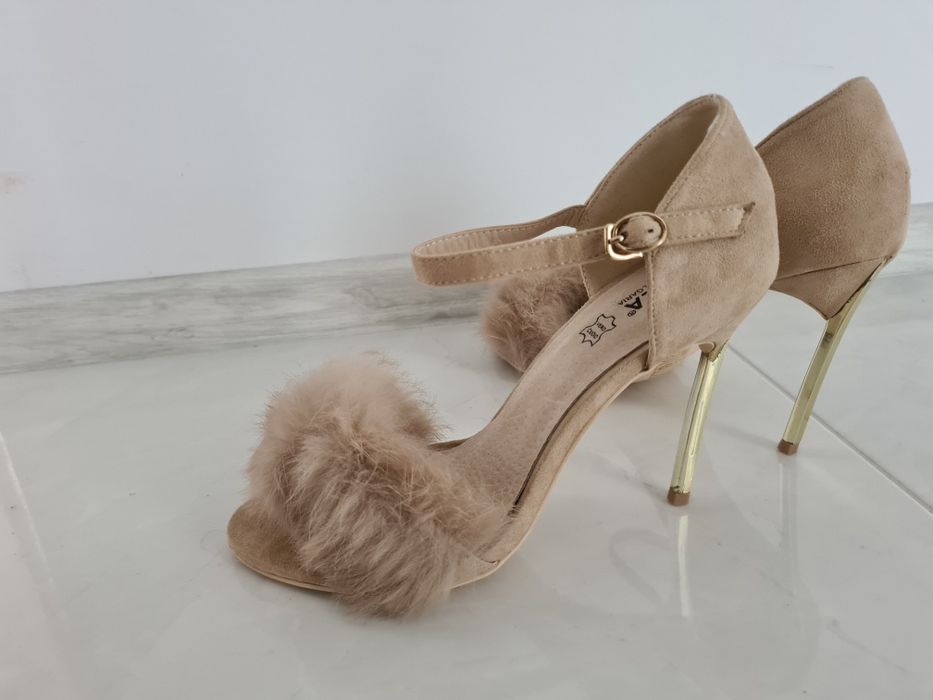 Дамски сандали с пух в кремав цвят.