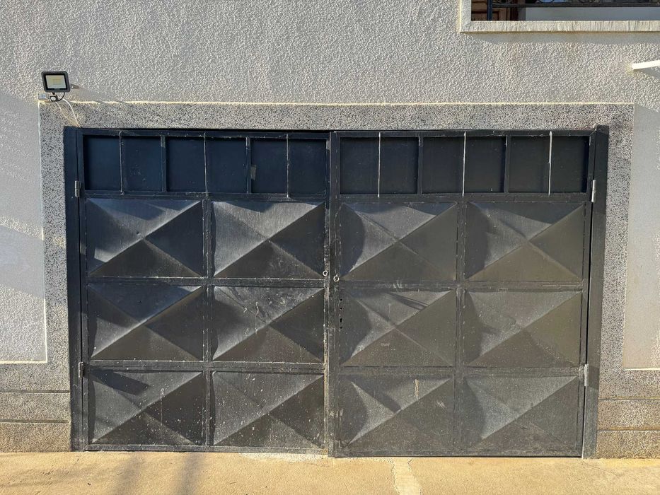 Метална гаражна врата (порта)