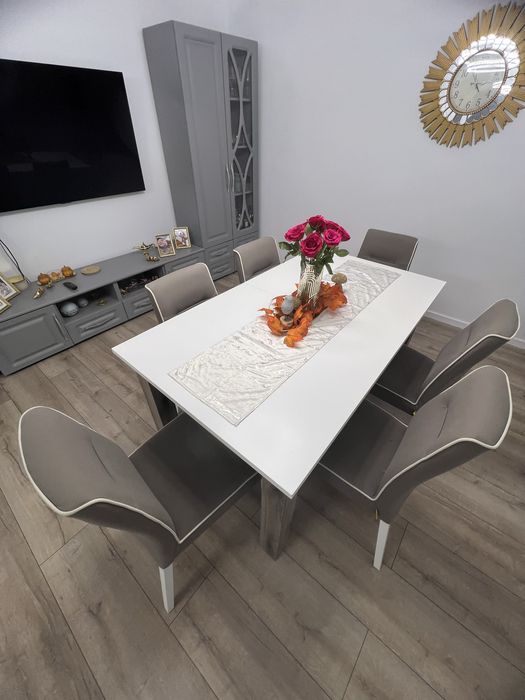 Masă extensibila cu 6 scaune – din lemn, stare excelentă.