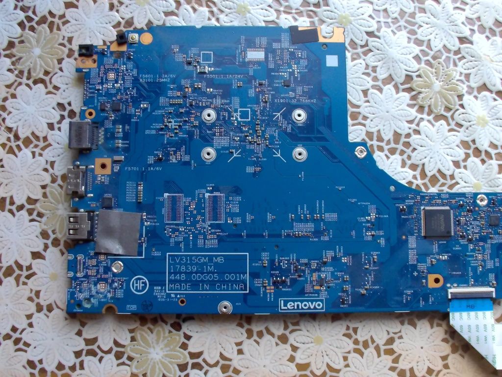 Лаптоп Lenovo на части