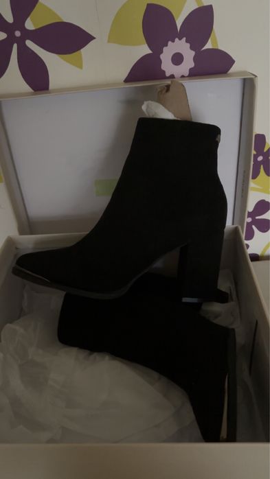 Черни боти на ток