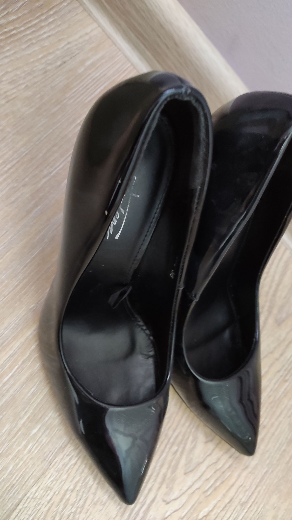 Черни Лачени обувки на ток