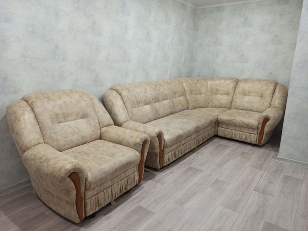 угловой диван  с креслом в отличном состоянии