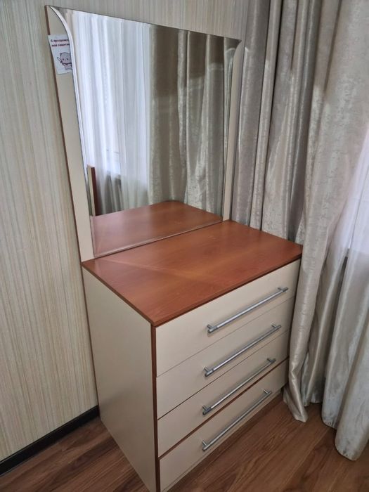 Комод с зеркалом