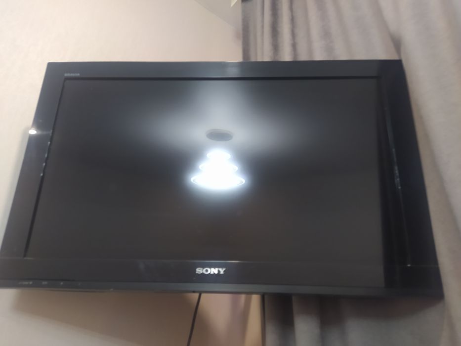 Продам телевизор в комплекте поворотный кранштейн и антена с усилителе