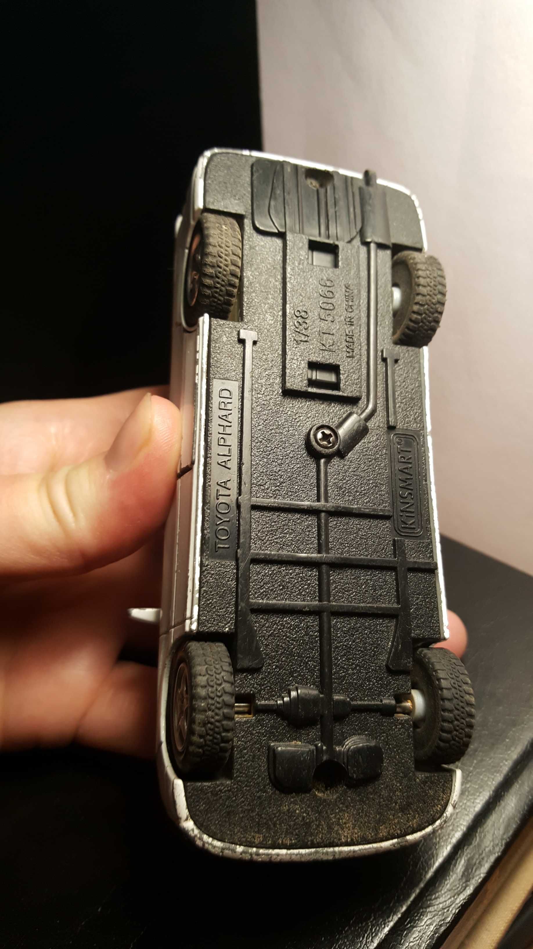Модел на автомобил Toyota Alphard, Kinsmart, 1/38