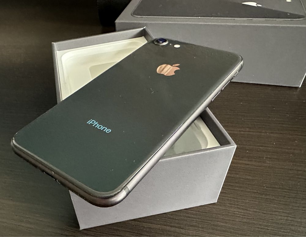 iPhone 8  64 GB space black