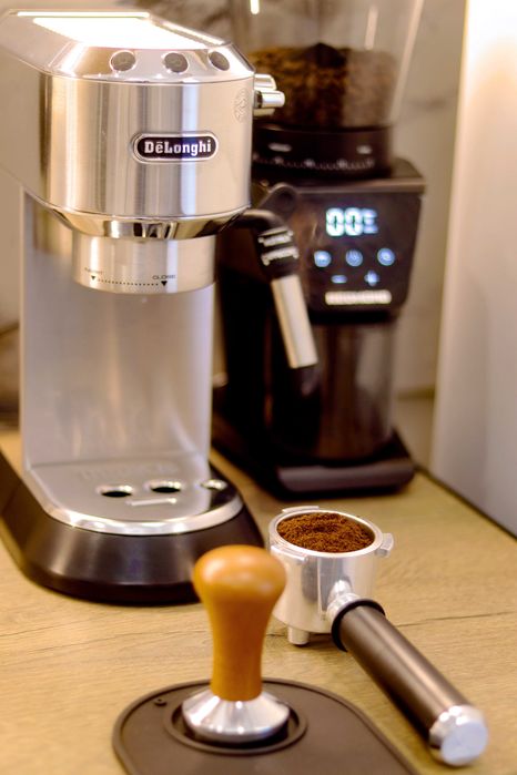 Продам кофеварку рожковую Delonghi EC-885.GY