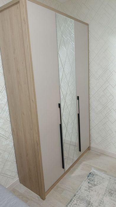 Kravat i shkaf sotiladi sroʻchniy