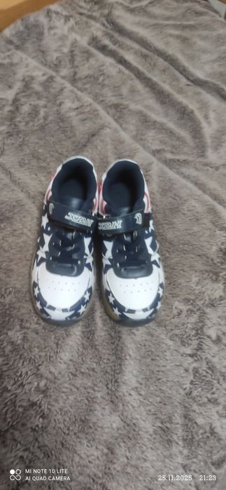 Продаются кросовки с роликом кожаные с подсветкой корейские 3 шт.