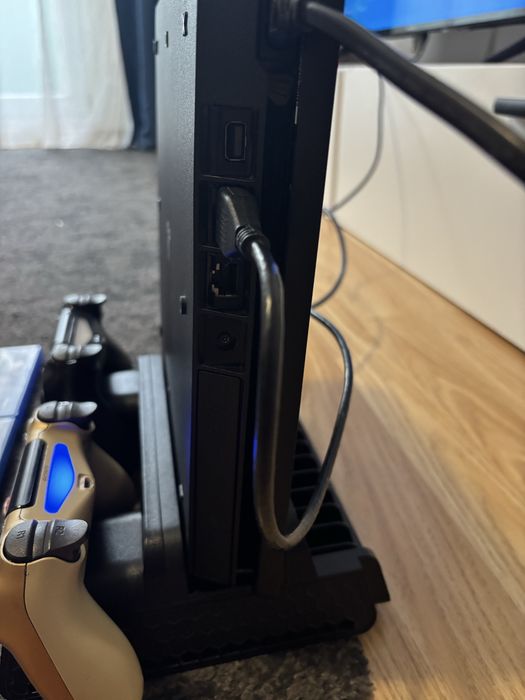 Playstation 4 1 TB+2 Manete+Statie de incarcare/Racire+3Jocuri