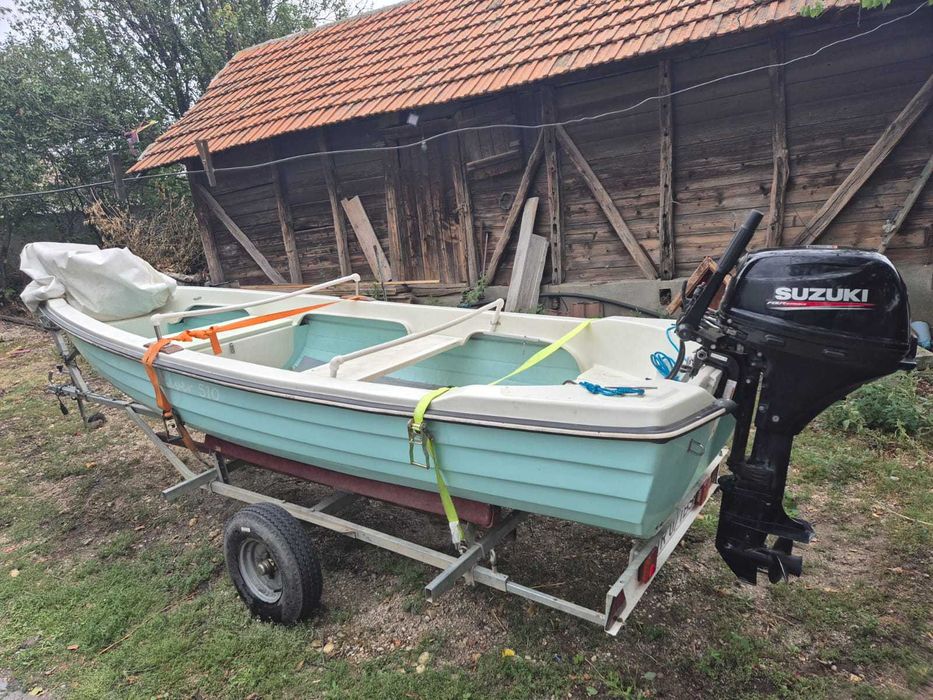 Barca pescuit cu motor si peridoc