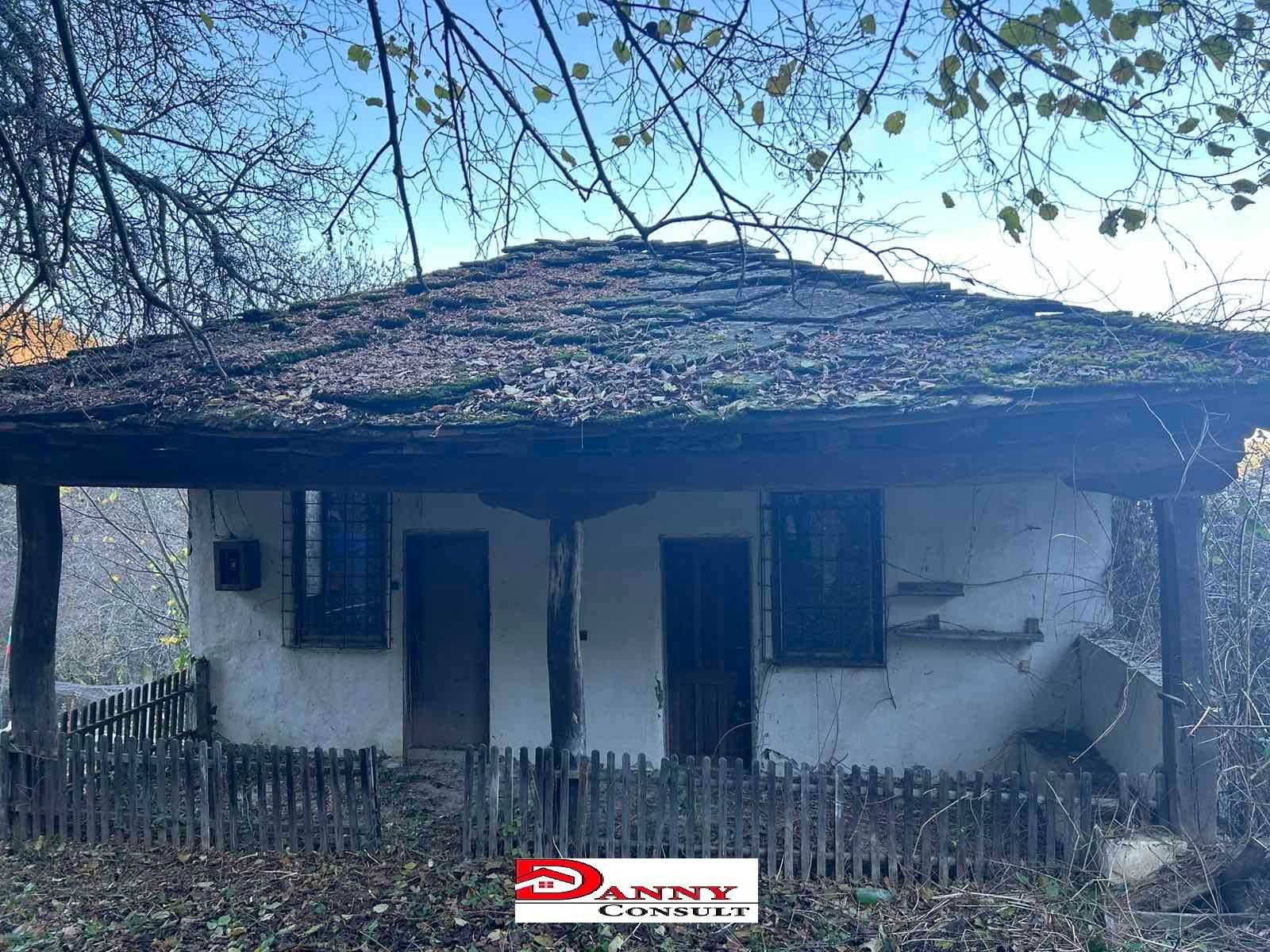 Стара къща с двор в Габровския балкан