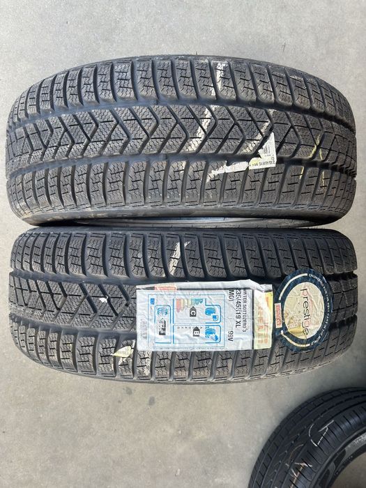 Vând 2 anvelope 235/45/19 Pirelli de iarnă noi