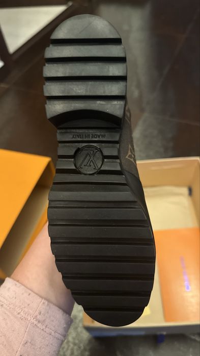 Vand ghete Louis Vuitton noi