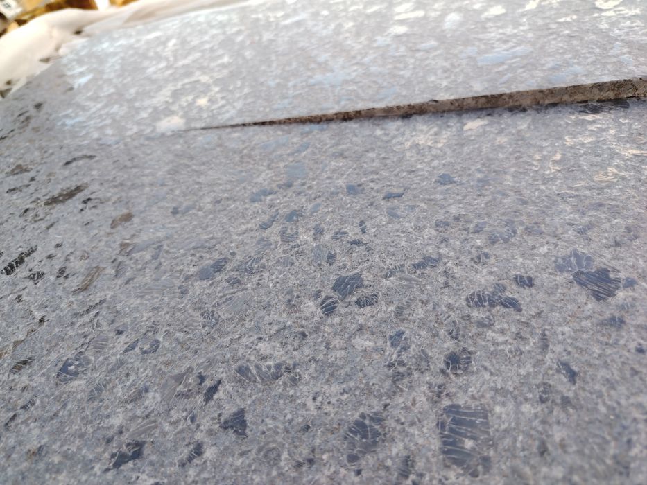 Гранит с повърхност кожа