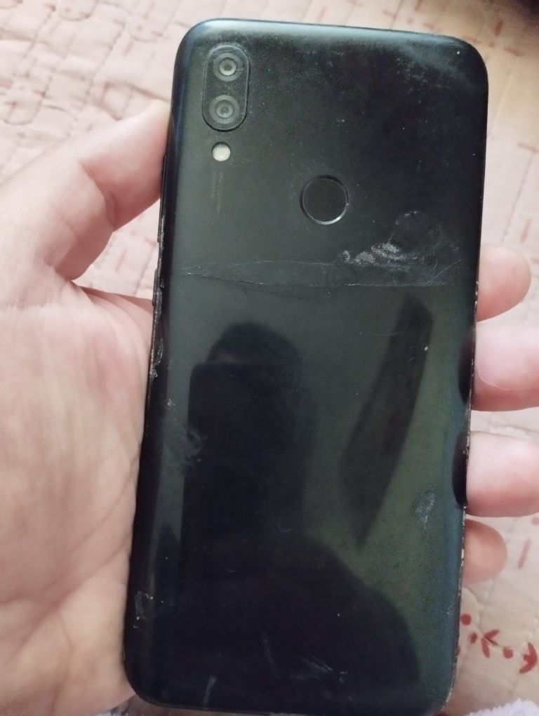 Продаю телефон Redmi 7 3/32гб.