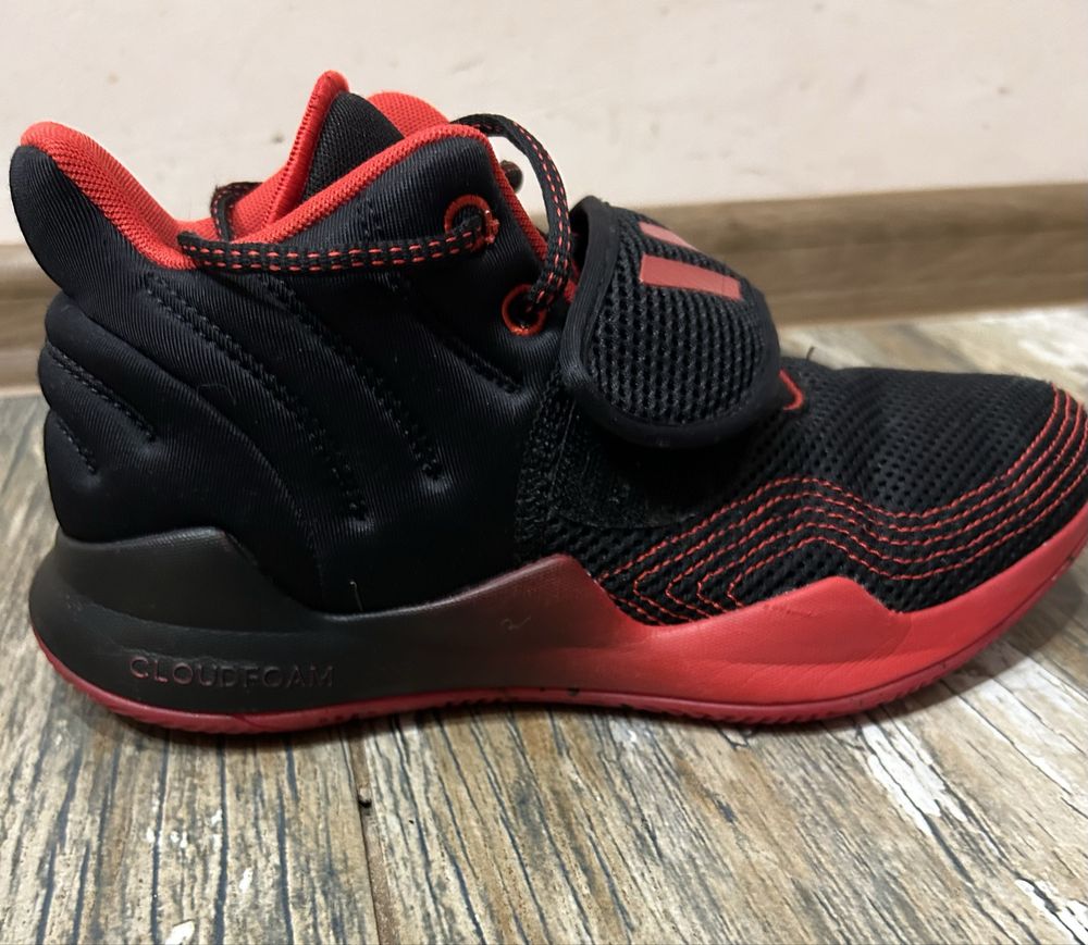 Оригинални маратонки Adidas.