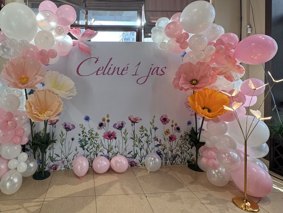 Цветы гиганты и бабочки