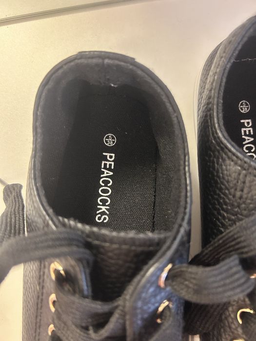 Vand adidasi tip sneakers