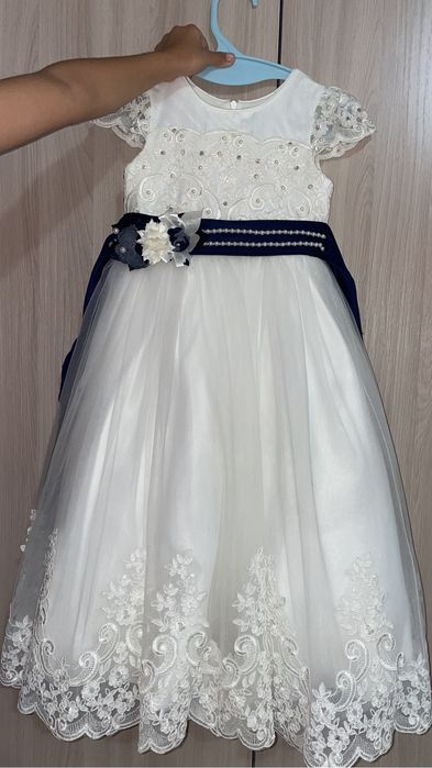 Продам платье на 6-7 лет