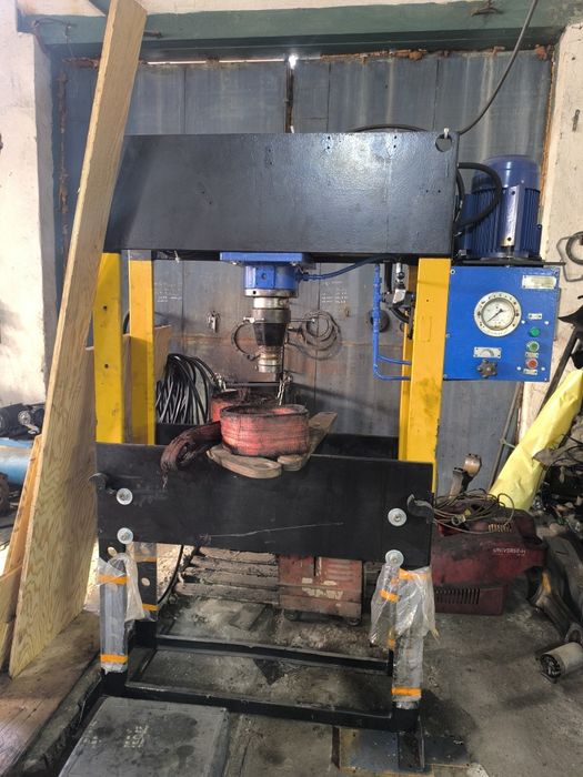 Продам пресс гидравлический 50 тон,а также имеется  стенд для регулиро