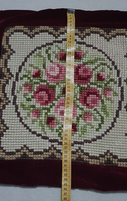 Vând fete de pernă decorative lucrate manual.