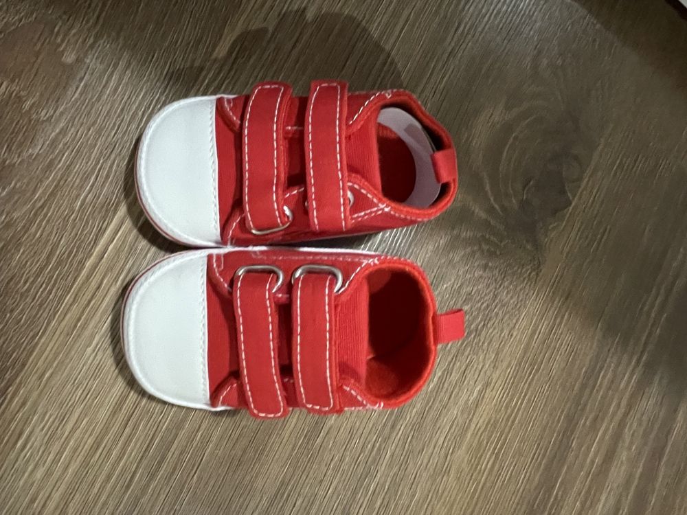 Нови бебешки обувки/буйки/пантофки