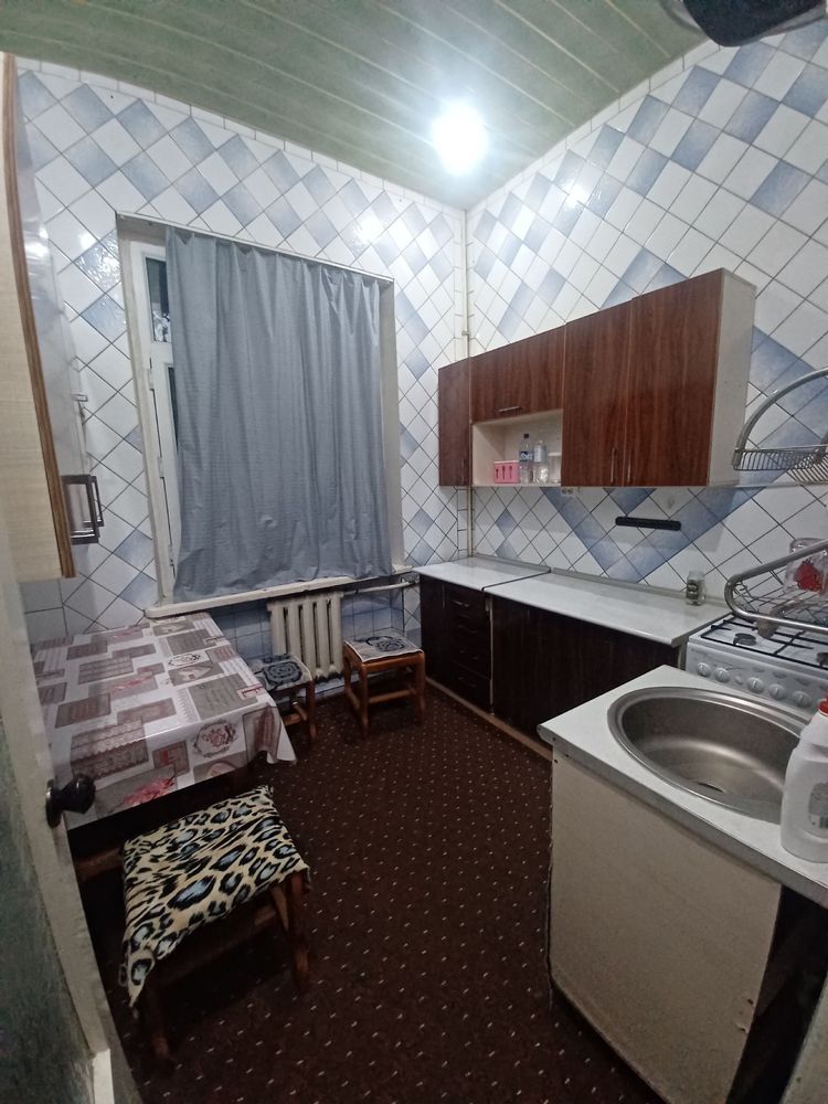 Чиланзар 1.  1 комнатная кирпич без балкона 41.900