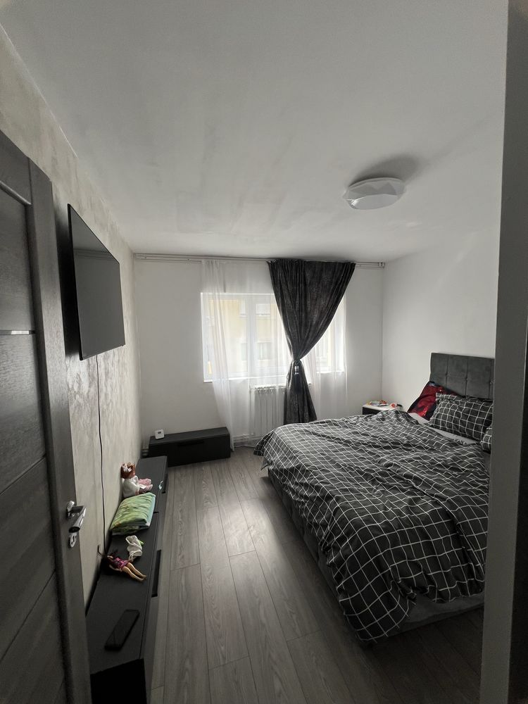 Apartament de inchiriat pe perioada sezonului estival .