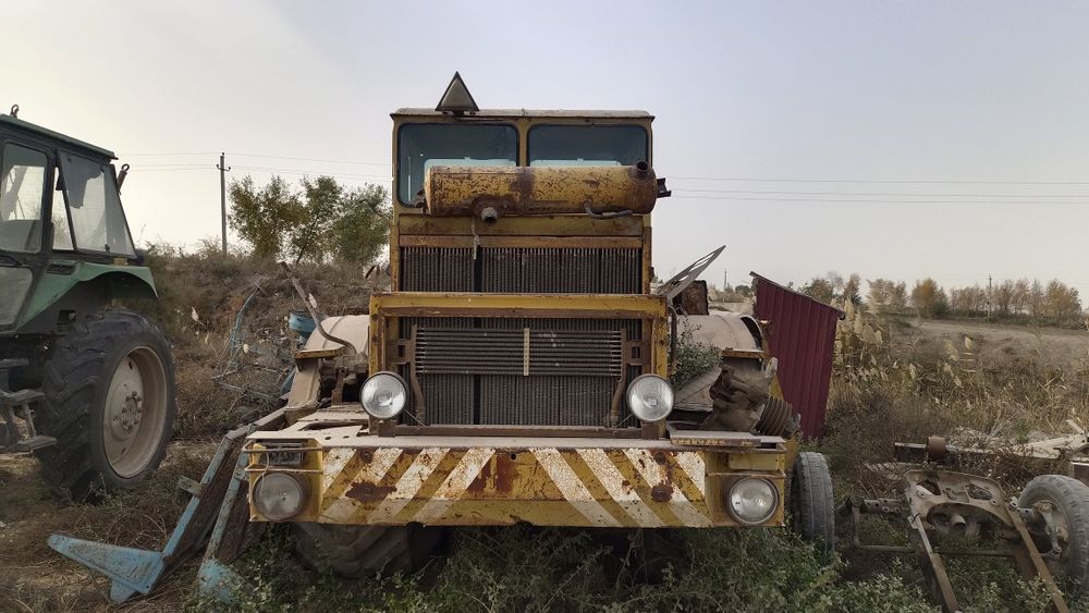 K700 Traktor sotiladi