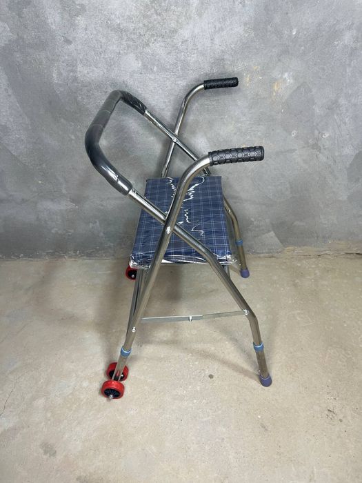 Ходунок на роликах для инвалидов с мягким сиденьем