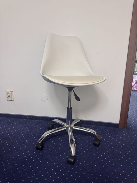 Scaun alb scandinav cu rotile si cadru argintiu