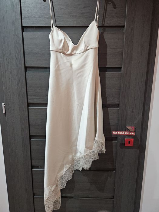 Сатенена  дантелена бежова рокля ZARA