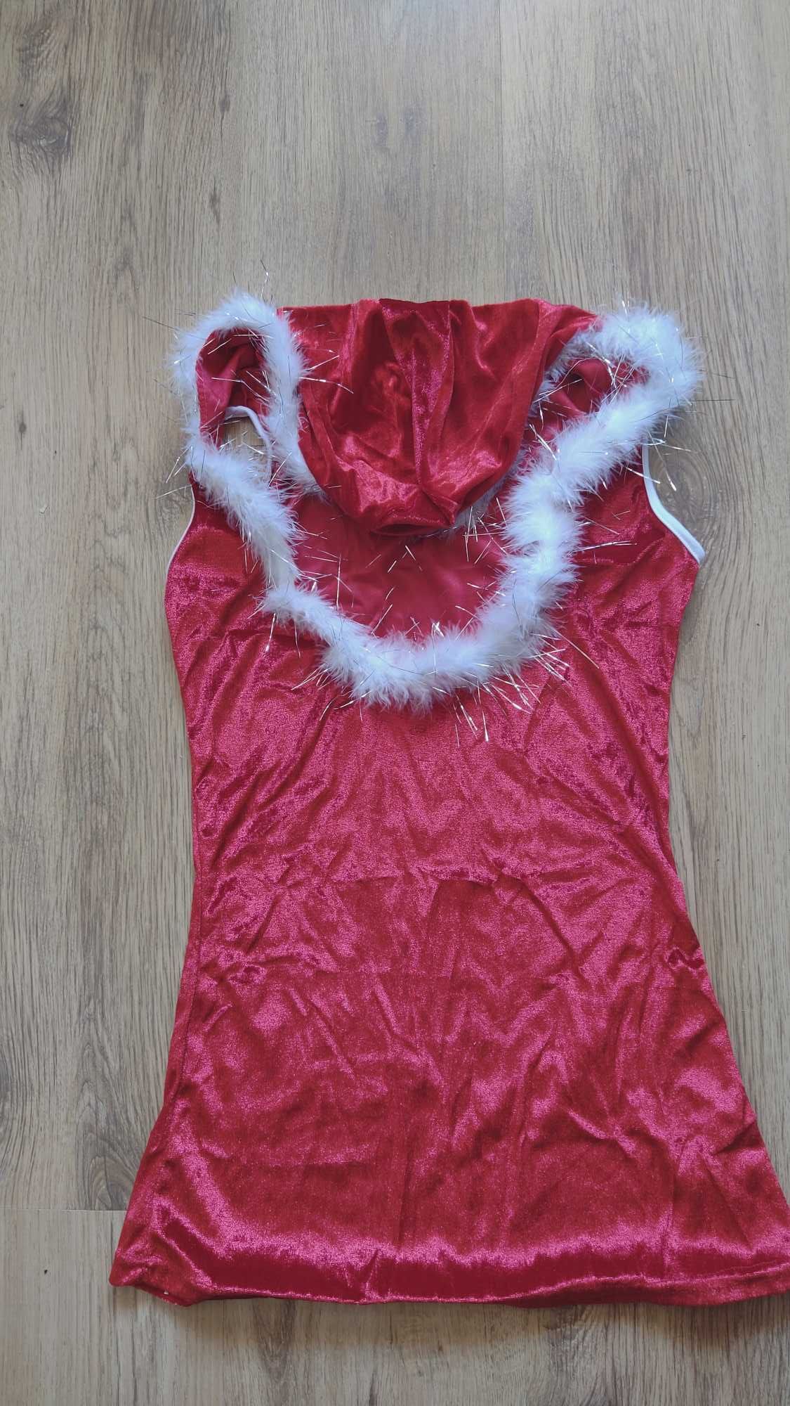 Червена къса секси рокличка с качулка, къси ръкавици с пухче
