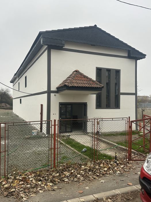 Cladire spatii birouri si apartamente plus teren 10000 mp de vamzare