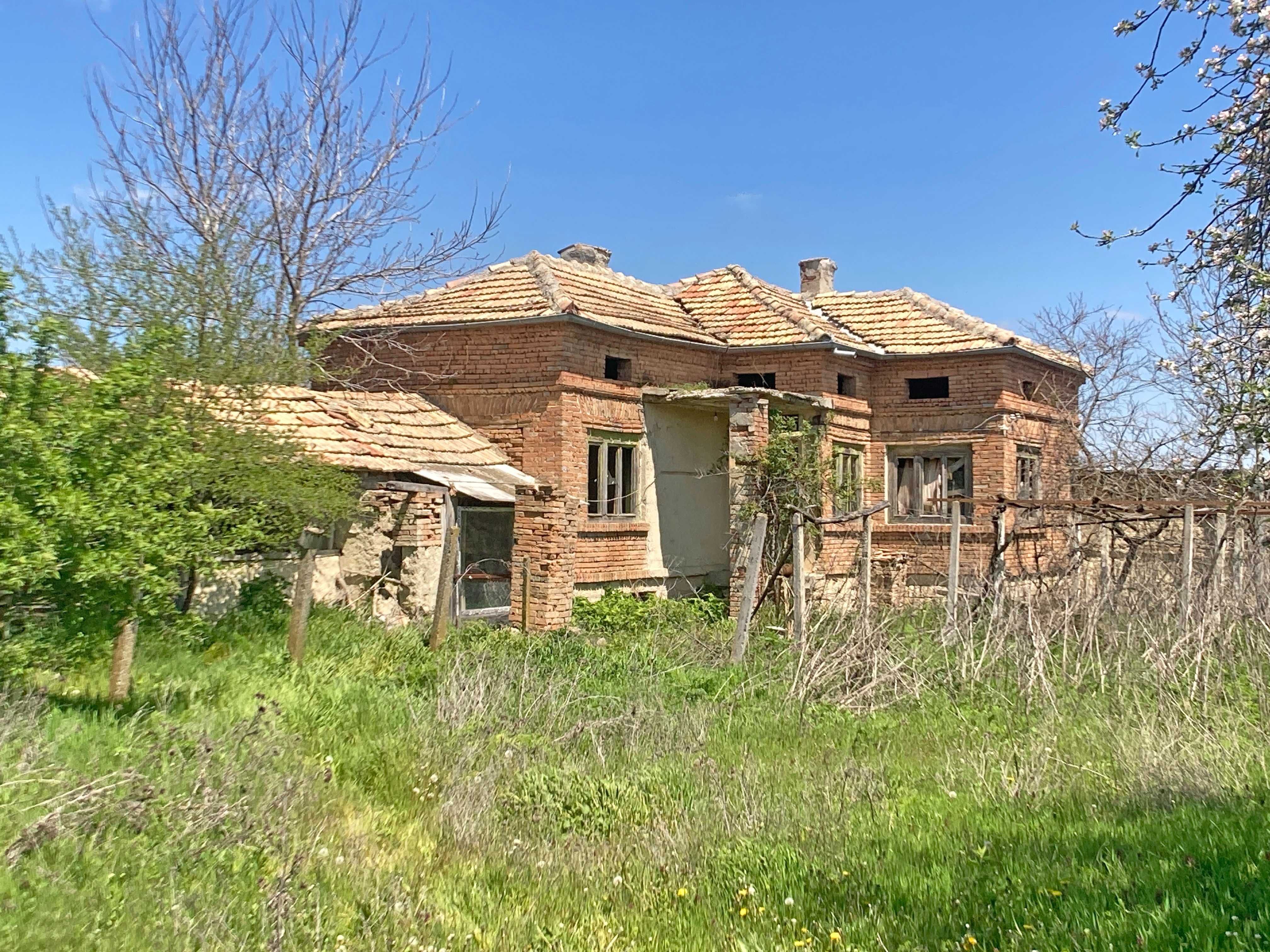 Продава се тухлена къща с двор 870 кв.м. и КЛАДЕНЕЦ в с. Изворник.