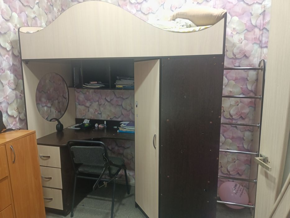 Продам кровать 3 в 1,шкаф и письменный стол