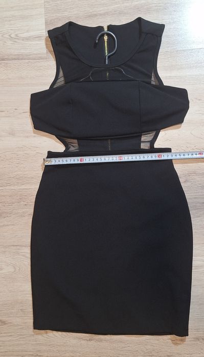 Rochie neagră cu tull şi decupaje laterale -

marime S