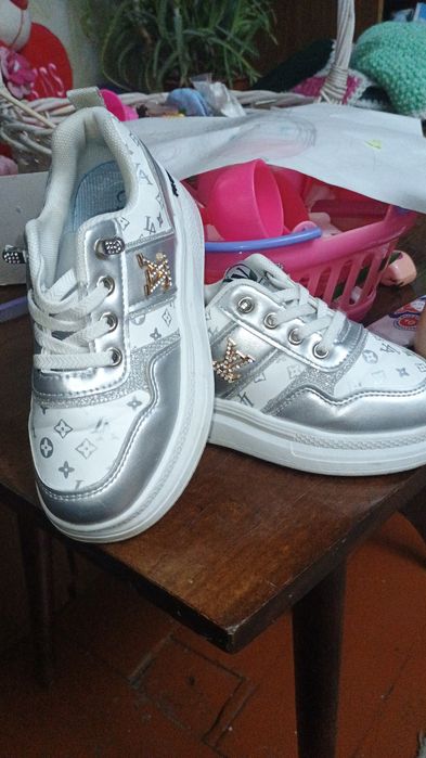 Продам кроссовки