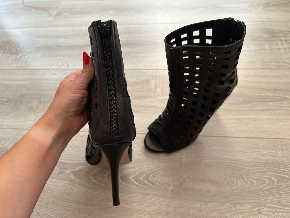 Botine cu toc Valerio 1966 piele perforata negre