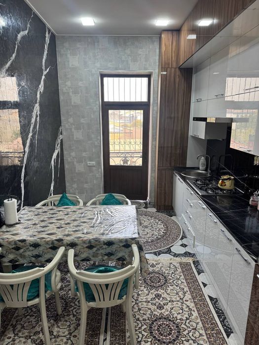 Qora qamish moyqoʻrgʻonda novostroyka sotiladi.