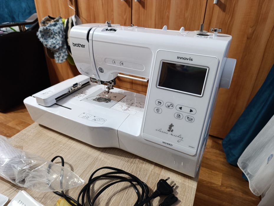 Mașină de brodat Brother M240ED Disney – ca nouă, cu accesorii și ațe