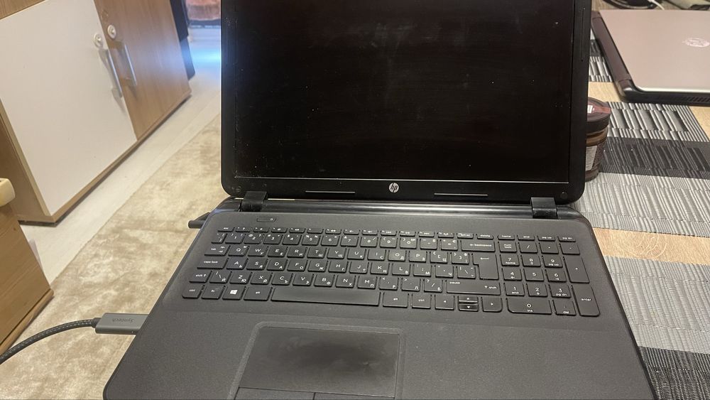 Лаптор hp 255 няма картина