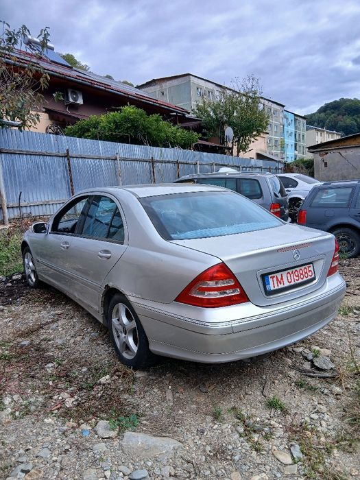 Vând Mercedes C180