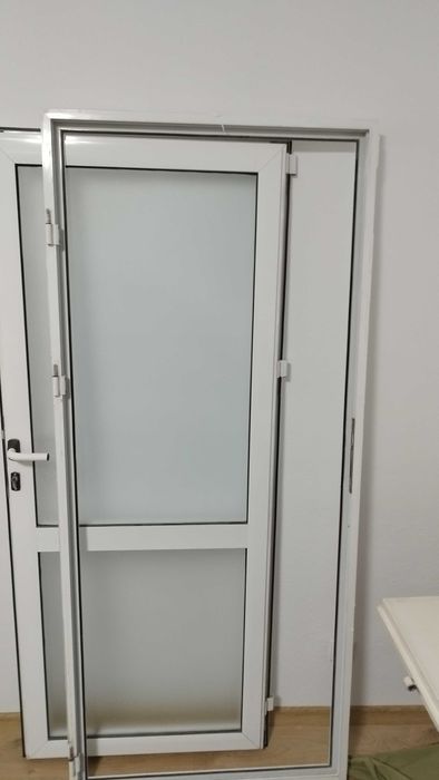 Продавам алуминиева врата 189/82см.