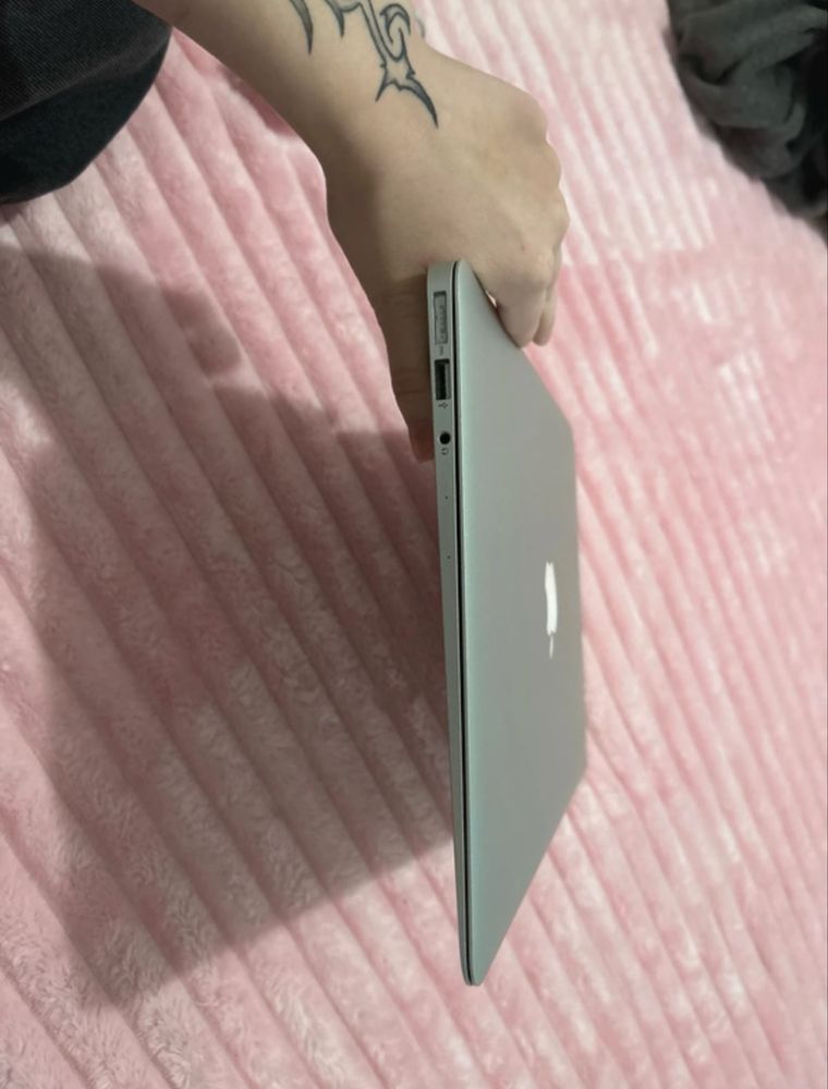 MacBook Air 13” (2017) | i5, 8GB RAM, SSD, macOS Monterey