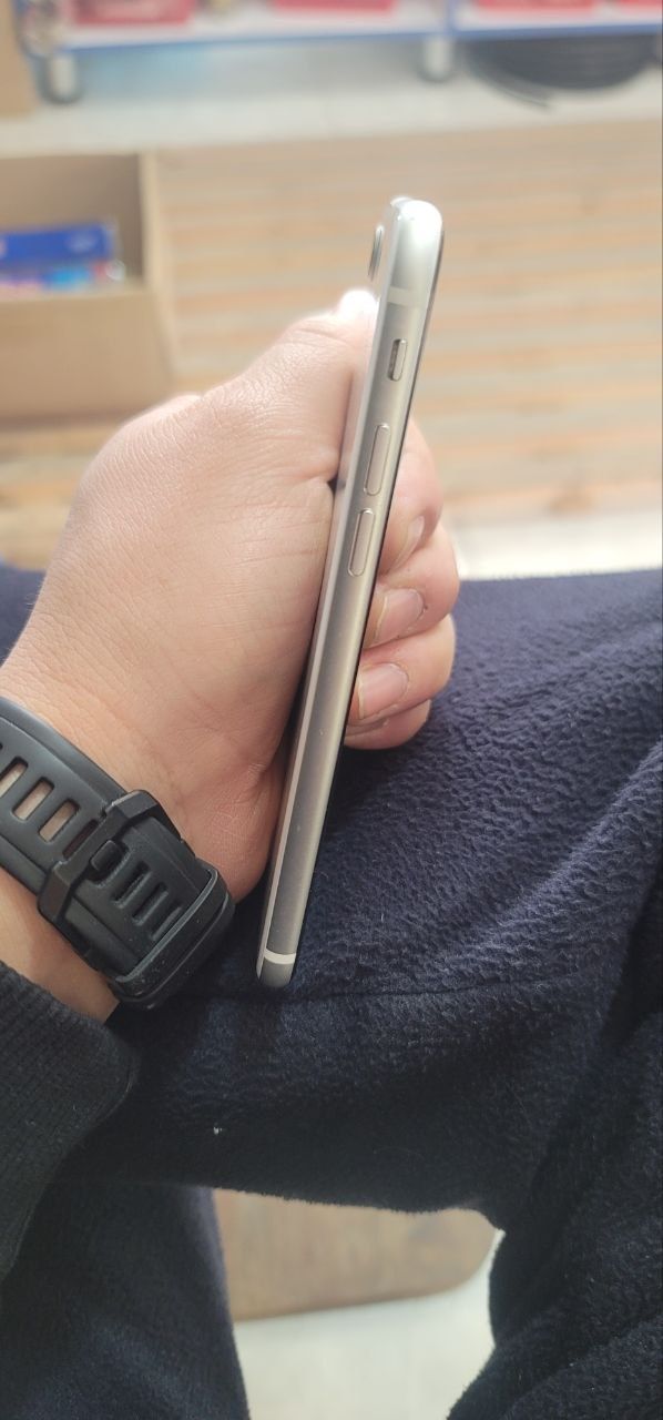 iPhone se 2020 srochne sotiladi