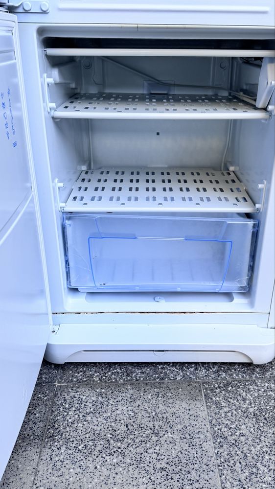 Холодильник “INDESIT”